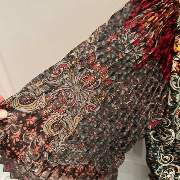 ALICE+OLIVIa Flutter Sleeve Top - Picture 7 of 9